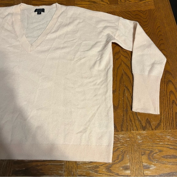 J. Crew V-Neck Boyfriend Sweater Cashmere in Light Pink Sz M Relaxed Fit - Picture 4 of 12